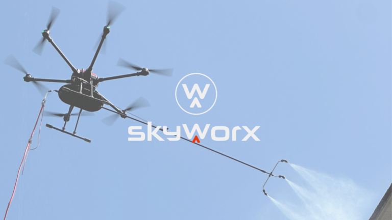 un drone pulvérise une toiture pour la nettoyer
